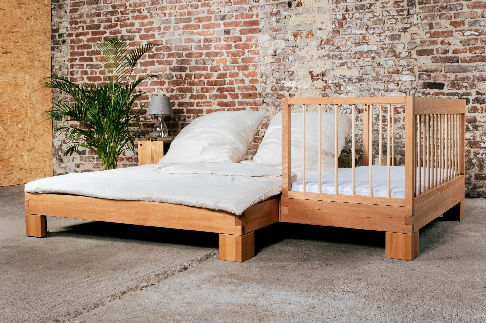 Das Vollholz Kinderbett als Anstellbett an das Vollholz Bett 