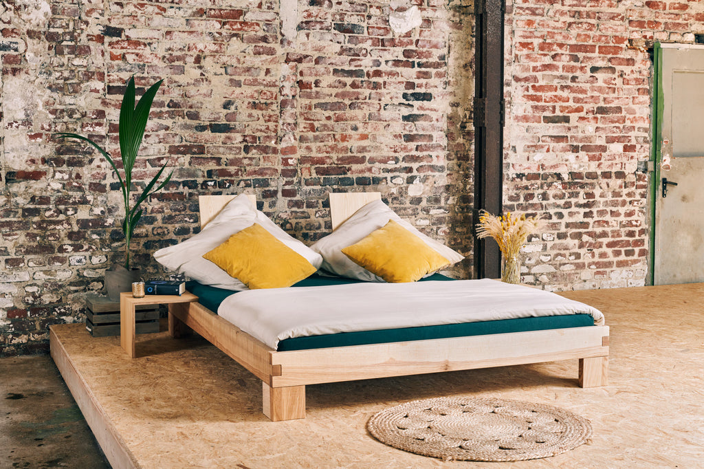 Vollholz Doppelbett Esche inklusive Zubehör
